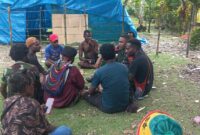 Babinsa Koramil 1710-02/Timika, Koptu Wiliam Kawang melaksanakan Komsos di wilayah binaannya di Kp. Hangaitji