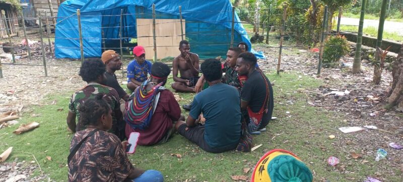 Babinsa Koramil 1710-02/Timika, Koptu Wiliam Kawang melaksanakan Komsos di wilayah binaannya di Kp. Hangaitji