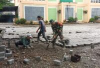 Babinsa Koramil 1710-03/Kuala Kencana Koptu Johansyah bersama warga masyarakat melaksanakan kerja bakti pasang paving block