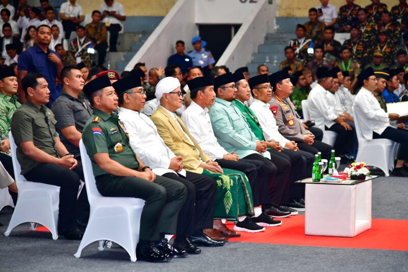 Panglima TNI Jenderal TNI Agus Subiyanto mendampingi Presiden RI Joko Widodo dalam acara puncak peringatan Hari Lahir (Harlah) ke-90 Gerakan Pemuda (GP) Ansor