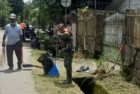 Babinsa Koramil 1710-02/Timika Sertu Elisa Serusiay bersama Kelompok Swadaya Masyarakat Kelurahan Dingo Narama melakukan kegiatan karya bakti
