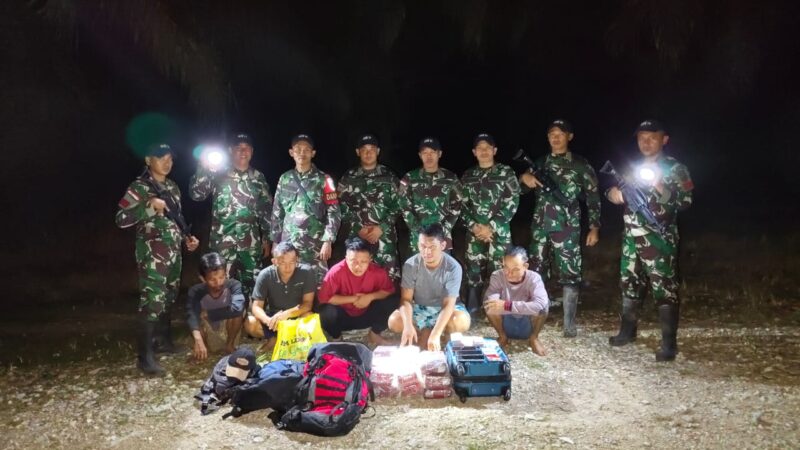 Satgas Pamtas RI-MLY Yonarmed 16/TK yang dipimpin oleh Lettu Arm Sutono selaku Danpos Kumba Semunying berhasil amankan lima orang pelintas batas