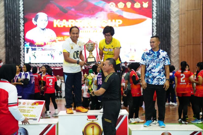 Pa Sahli Tk. III Bid. Banusia Panglima TNI Laksda TNI Rachmad Jayadi, M.Tr. (Han) mewakili Aspers Panglima TNI Marsda TNI Mohammad Syafii, S.I.P., M.M., menutup Pertandingan Bola Voli Kartini Cup XX