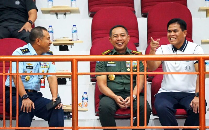 Panglima TNI Jenderal TNI Agus Subiyanto menyaksikan secara langsung laga final pertandingan Bola Voli Putri Kartini Cup XX