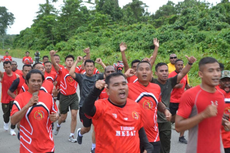 Prajurit Kodim 1710/Mimika melaksanakan olahraga lari 5 Km