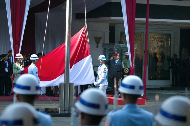 Menteri Pertahanan RI Prabowo Subianto selaku Inspektur Upacara (Irup) pimpin Upacara Parade Senja di Lapangan Bela Negara