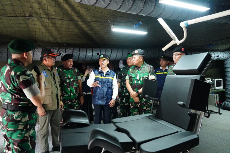 Irjen TNI Laksdya TNI Dadi Hartanto, M.Tr. (Han)., M.Tr.Opsla didampingi Wakil Menteri Kesehatan Dante Saksono Harbuwono mengukuhkan Emergency Medical Team