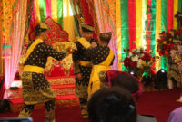 Panglima TNI Jenderal TNI Agus Subiyanto menerima penganugerahan gelar Kehormatan Adat Melayu Kepulauan Riau