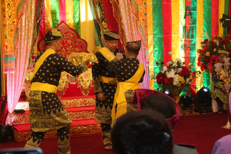 Panglima TNI Jenderal TNI Agus Subiyanto menerima penganugerahan gelar Kehormatan Adat Melayu Kepulauan Riau