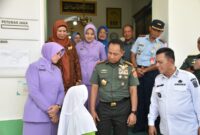 Panglima TNI Jenderal TNI Agus Subiyanto menggelar Bakti Sosial (Baksos) dengan membagikan 1.598 paket sembako kepada masyarakat