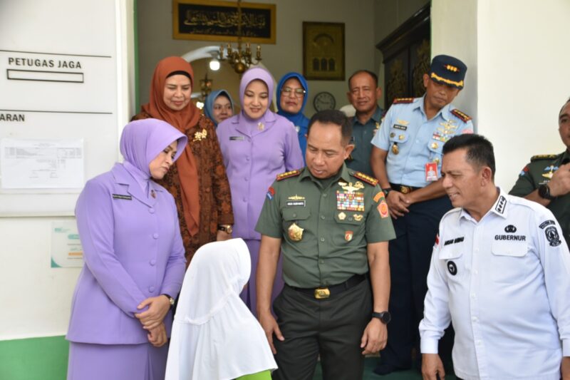 Panglima TNI Jenderal TNI Agus Subiyanto menggelar Bakti Sosial (Baksos) dengan membagikan 1.598 paket sembako kepada masyarakat