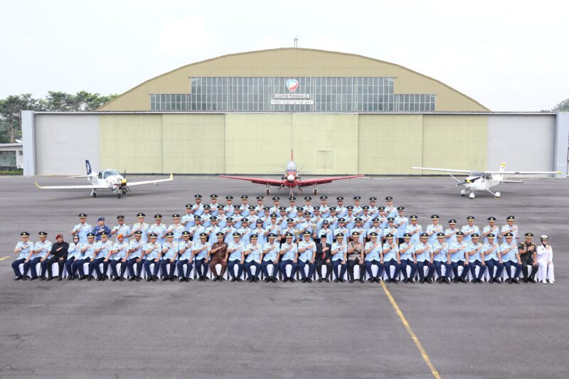 Komandan Lanud Sultan Hasanuddin Marsma TNI Bonang Bayuaji G., S.E., M.M., CHMRP., menghadiri Upacara Wing Day Sekolah Penerbang