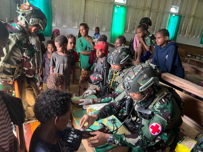 Satgas Yonif 6 Marinir menyempatkan diri melaksanakan program Pelayanan Kesehatan dan Bakti Sosial terhadap para warga di Kampung Kokamu
