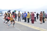 Pangdam XVIII/Kasuari Mayjen TNI Hariyanto, S.I.P., M.Tr. (Han) didampingi Ny. Rina Haryanto menyambut kedatangan Wakil Presiden RI