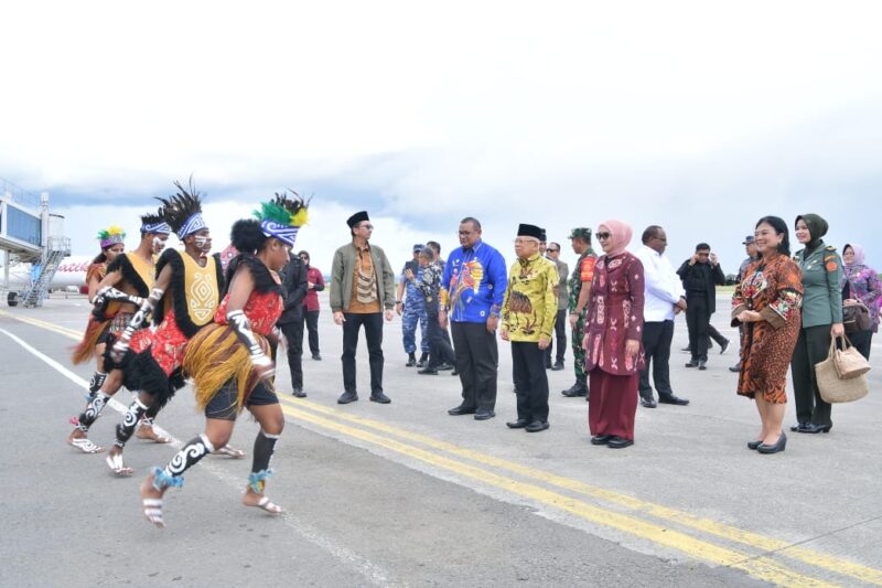 Pangdam XVIII/Kasuari Mayjen TNI Hariyanto, S.I.P., M.Tr. (Han) didampingi Ny. Rina Haryanto menyambut kedatangan Wakil Presiden RI