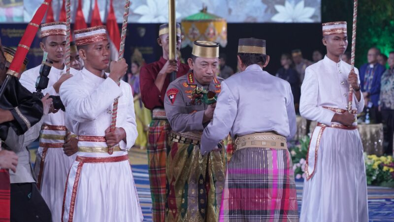 Kapolri Jenderal Listyo Sigit Prabowo dianugerahi gelar Raja atau Karaeng dan Pusaka Supakala dari Dewan Adat dan Kerajaan di Sulawesi Selatan