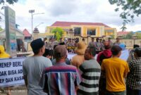 Puluhan orang yang mengatasnamakan keluarga Dila tersebut mendatangi Mapolres melakukan aksi damai meminta keadilan