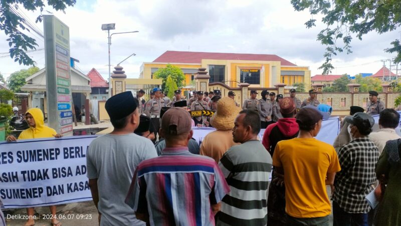 Puluhan orang yang mengatasnamakan keluarga Dila tersebut mendatangi Mapolres melakukan aksi damai meminta keadilan