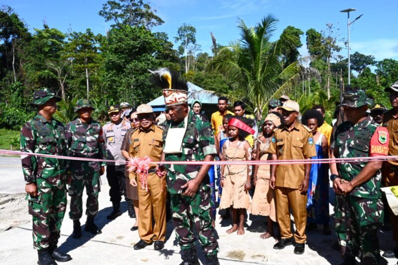 Kasdam XVIII/Kasuari Brigjen TNI Yusuf Ragainaga secara resmi menutup kegiatan TNI Manunggal Membangun Desa (TMMD) ke-120 tahun 2024