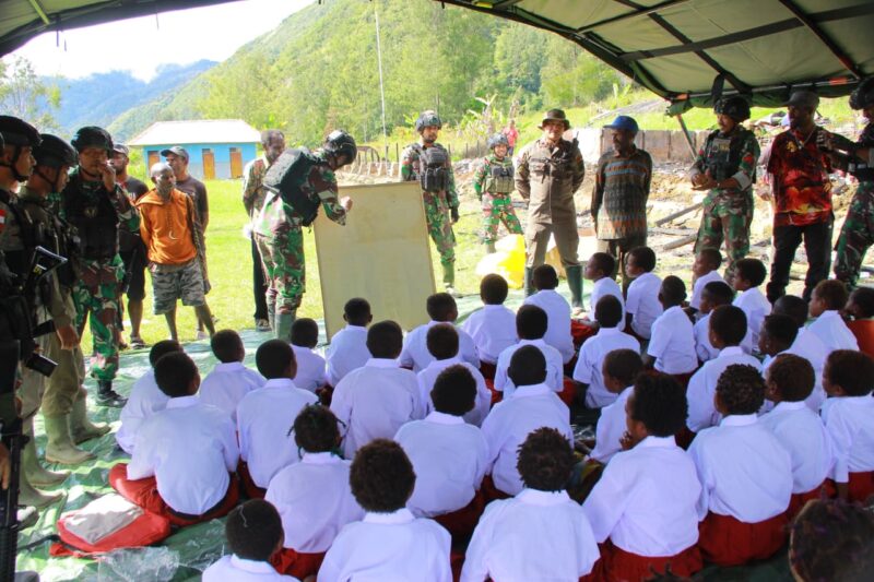 Satgaster Koops Habema pimpinan Kolonel Arm Stefie Jantje Nuhujanan menggelar program “PAPUA PINTAR” di Sekolah Lapangan Homeyo