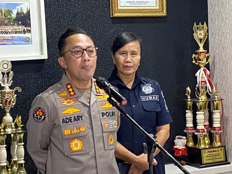 Polda Metro Jaya kembali mengungkap perkembangan kasus perampokan delapan belas jam tangan mewah senilai Rp 12,85 miliar