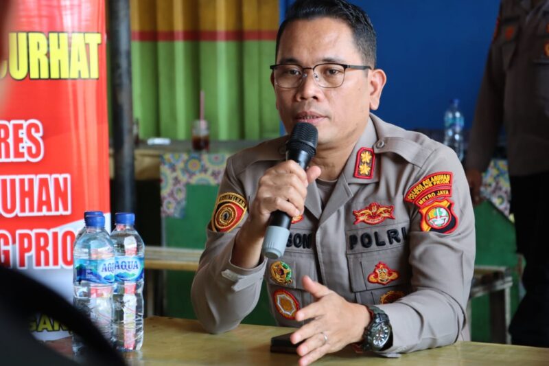 Polres Pelabuhan Tanjung Priok menggelar kegiatan Jumat Curhat bersama karyawan dan karyawati Terminal Peti Kemas (TPK) Koja