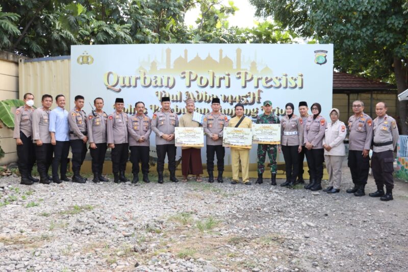 Kapolres Pelabuhan Tanjung Priok AKBP Ferikson Tampubolon, S.I.K., M.H., mendistribusikan hewan qurban di Mako Polres Pelabuhan Tanjung Priok