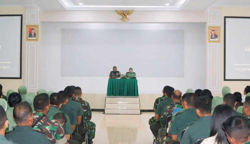 Danrem 151/Binaiya memberikan Jam Komandan ke Prajurit beserta Persit dan PNS sebagai perwujudan dari pembinaan dan kepedulian