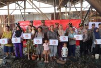 Polri melaksanakan kegiatan bakti sosial dengan membagikan bantuan paket sembako kepada warga nelayan di Muara Angke, Pluit Penjaringan