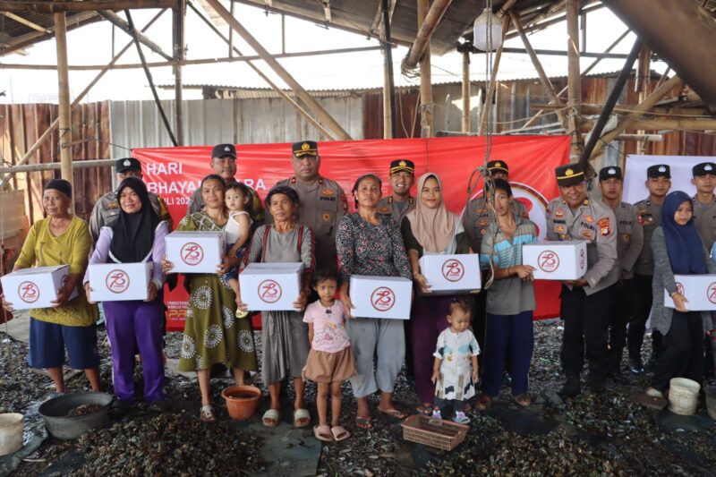 Polri melaksanakan kegiatan bakti sosial dengan membagikan bantuan paket sembako kepada warga nelayan di Muara Angke, Pluit Penjaringan
