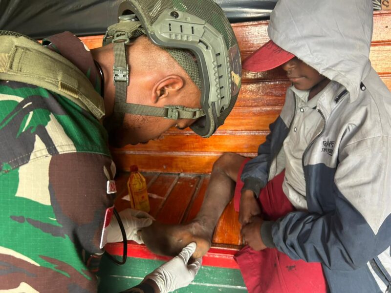 Satgas Yonif 509 Kostrad menggelar kegiatan teritorial bertajuk “Pengobatan Keliling Door-to-Door” saat tengah berpatroli di Kampung Bilogai