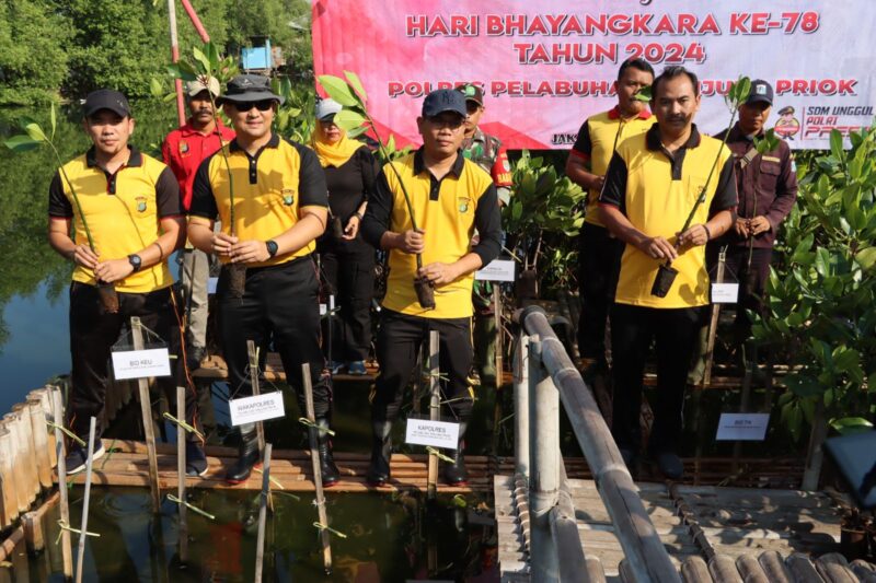 Polres Pelabuhan Tanjung Priok melaksanakan bakti sosial dengan aksi bersih-bersih rumah ibadah dan penanaman pohon di Muara Angke