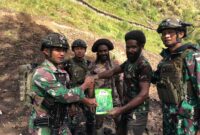 Satuan Tugas Batalyon Infanteri (Satgas Yonif) Raider 323/Buaya Putih Kostrad melaksanakan tugas Operasi Pengamanan Perbatasan