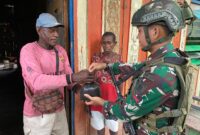 Satgas Yonif 503 Kostrad menggelar Kegiatan Teritorial bertajuk “Minggu Berkat” saat tengah berpatroli di Distrik Batas Batu