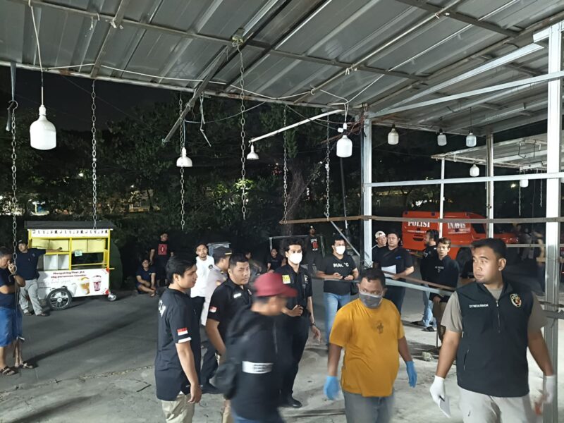 Kapolsek Duren Sawit AKP Sutikno menyampaikan, tersangka pelaku yang berhasil ditangkap tersebut adalah merupakan anak kandung dari korban