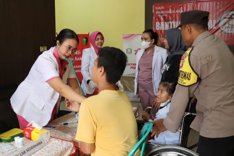 Polres Pelabuhan Tanjung Priok mengadakan kegiatan bakti sosial kesehatan yang diprioritaskan untuk lanjut usia dan penyandang disabilitas