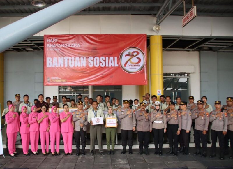 Polres Pelabuhan Tanjung Priok menggelar kegiatan bhakti sosial berupa pemberian bantuan sosial (Bansos) kepada masyarakat