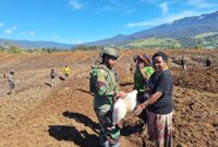 Tim Patroli Satgas Yonif 323 Kostrad melaksanakan rutinitas patroli pengamanan di wilayah Distrik Gome, tepatnya Kampung Wako
