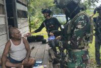 Satgas Yonif 503 Kostrad menggelar Kegiatan Teritorial bertajuk “Komsos Rumah ke Rumah” (Komunikasi Sosial keliling dari rumah ke rumah warga)