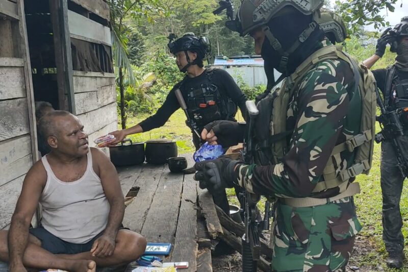 Satgas Yonif 503 Kostrad menggelar Kegiatan Teritorial bertajuk “Komsos Rumah ke Rumah” (Komunikasi Sosial keliling dari rumah ke rumah warga)