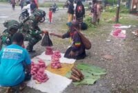 Prajurit Satgas Yonif 6 Marinir berkesempatan melintasi area Pasar Distrik Dekai dan melakukan program Rosita atau Borong Hasil Tani