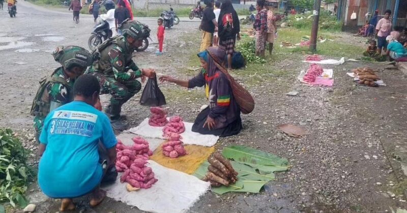 Prajurit Satgas Yonif 6 Marinir berkesempatan melintasi area Pasar Distrik Dekai dan melakukan program Rosita atau Borong Hasil Tani