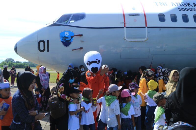 Kunjungan ratusan siswa tersebut diterima langsung oleh Kepala Dinas Potensi Dirgantara (Kadispotdirga) Lanud Sultan Hasanuddin