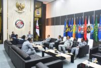 Kepala Bakamla RI Laksdya TNI Dr. Irvansyah, S.H., M.Tr.Opsla., beserta jajarannya menerima kunjungan dari Direktur Jenderal Penegakan Hukum Lingkungan Hidup dan Kehutanan