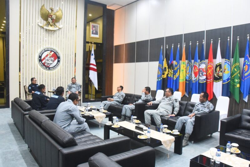 Kepala Bakamla RI Laksdya TNI Dr. Irvansyah, S.H., M.Tr.Opsla., beserta jajarannya menerima kunjungan dari Direktur Jenderal Penegakan Hukum Lingkungan Hidup dan Kehutanan