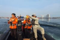 Personel Bakamla RI yang tergabung dalam Tim SAR Gabungan berhasil temukan korban meninggal dunia akibat tenggelam