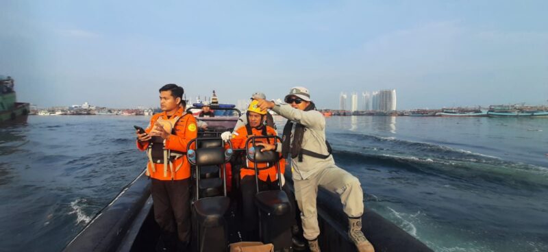 Personel Bakamla RI yang tergabung dalam Tim SAR Gabungan berhasil temukan korban meninggal dunia akibat tenggelam