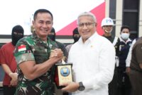 Pangdam XII/Tanjungpura, Mayjen TNI Iwan Setiawan, S.E., M.M., menyerahkan lima tersangka dan barang bukti sabu seberat 21,2 kilogram kepada Kepala BNN RI