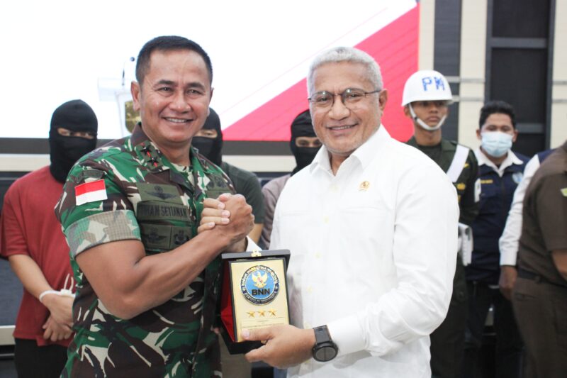 Pangdam XII/Tanjungpura, Mayjen TNI Iwan Setiawan, S.E., M.M., menyerahkan lima tersangka dan barang bukti sabu seberat 21,2 kilogram kepada Kepala BNN RI