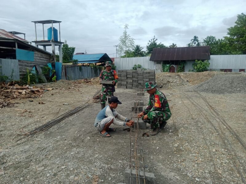 Babinsa Koramil 1710-03/Kuala Kencana Kodim 1710/Mimika, Serma Safi'i dan Koptu Johansyah melaksanakan Komsos dan karya bakti